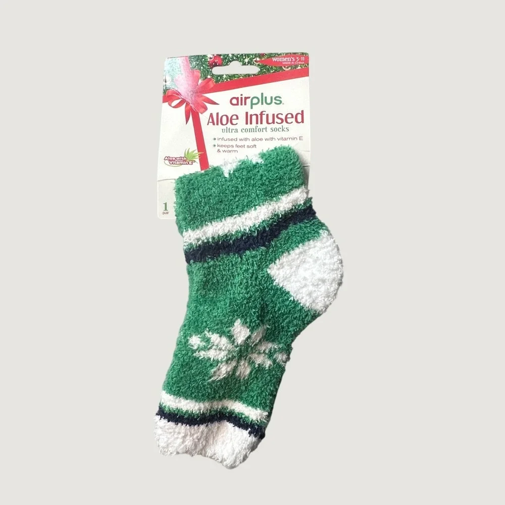 Airplus Socks Womens 5-11 Green Aloe Infused Ultra Comfort Snowflake Fuzzy Crew